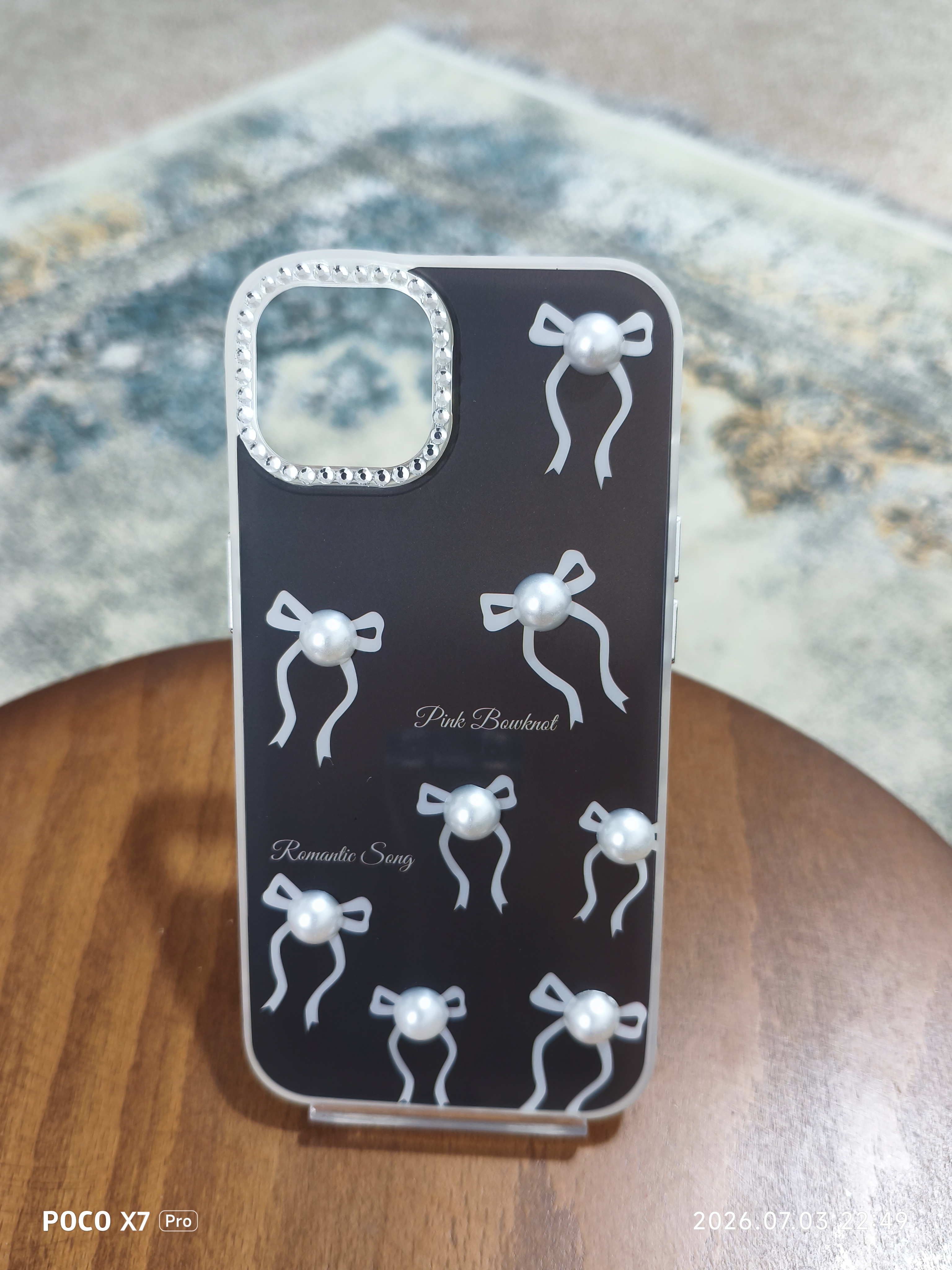قاب فانتزی دخترانه طرح پاپیون گوشی Iphone 13 / 14 / 15 | دوربین نگین‌دار رنگ مشکی