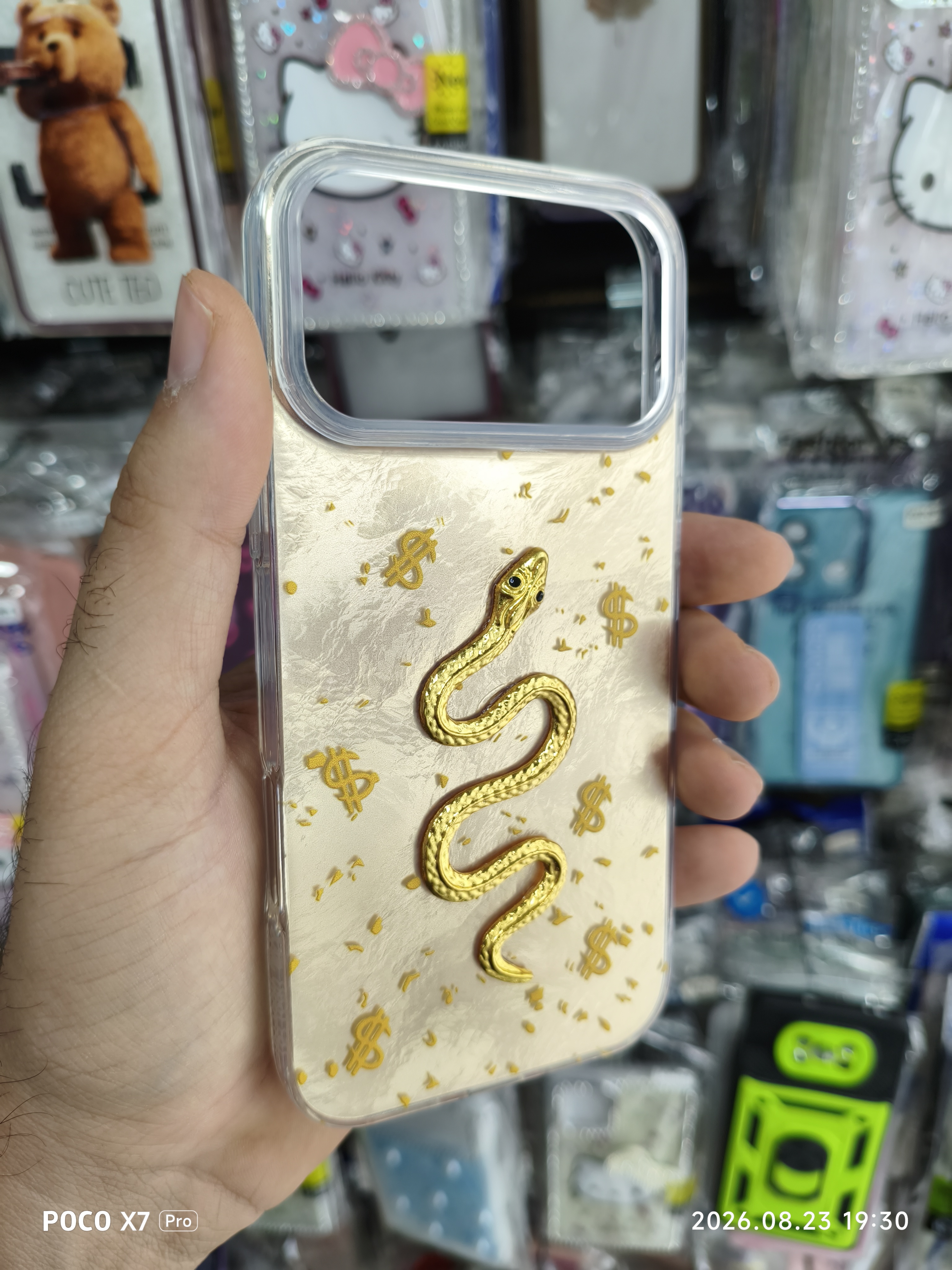 قاب گوشی iphone 17 pro max طرح مار برجسته و دلار رنگ زرد کمرنگ