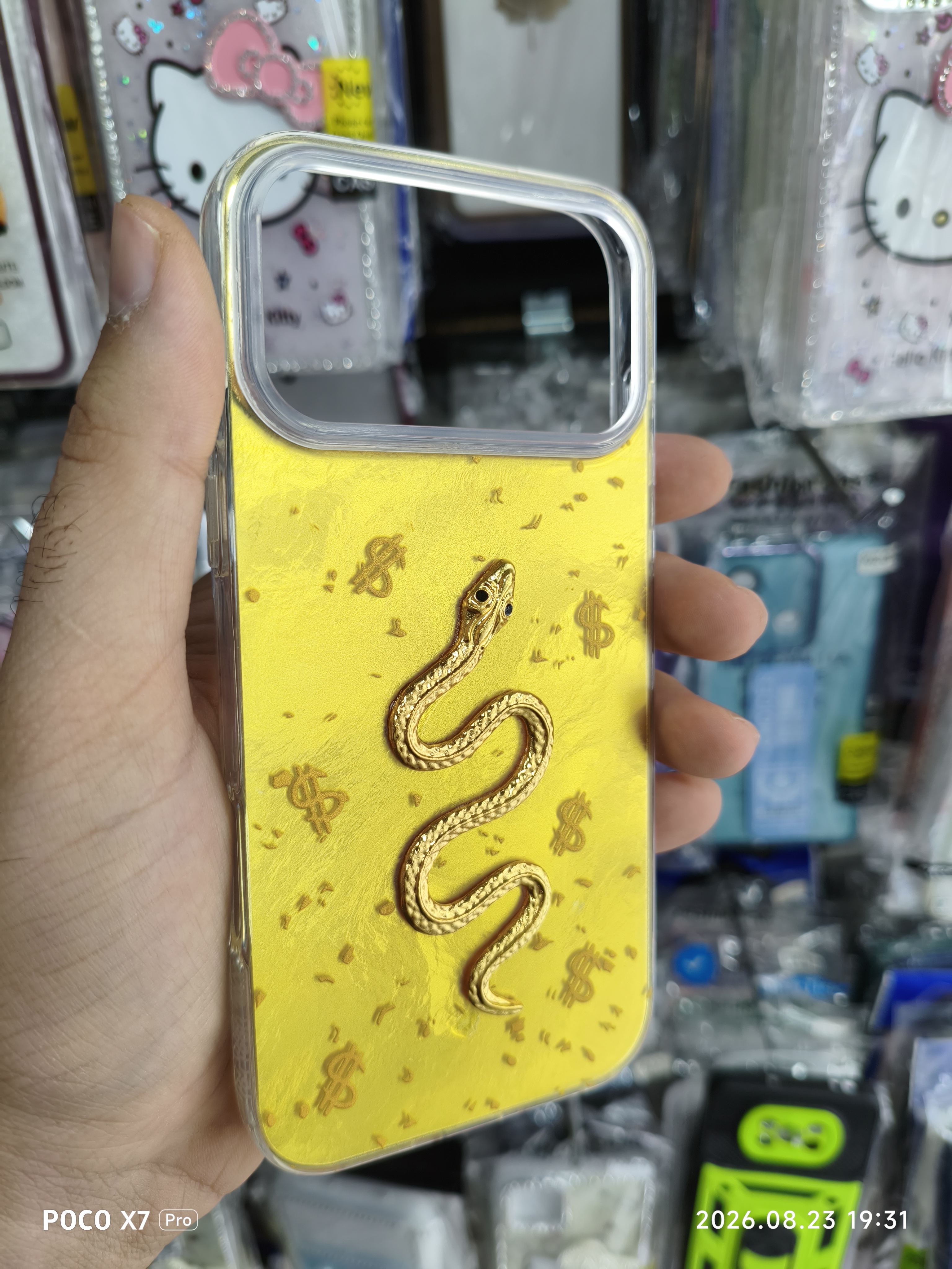 قاب گوشی iphone 17 pro max طرح مار برجسته و دلار رنگ طلایی