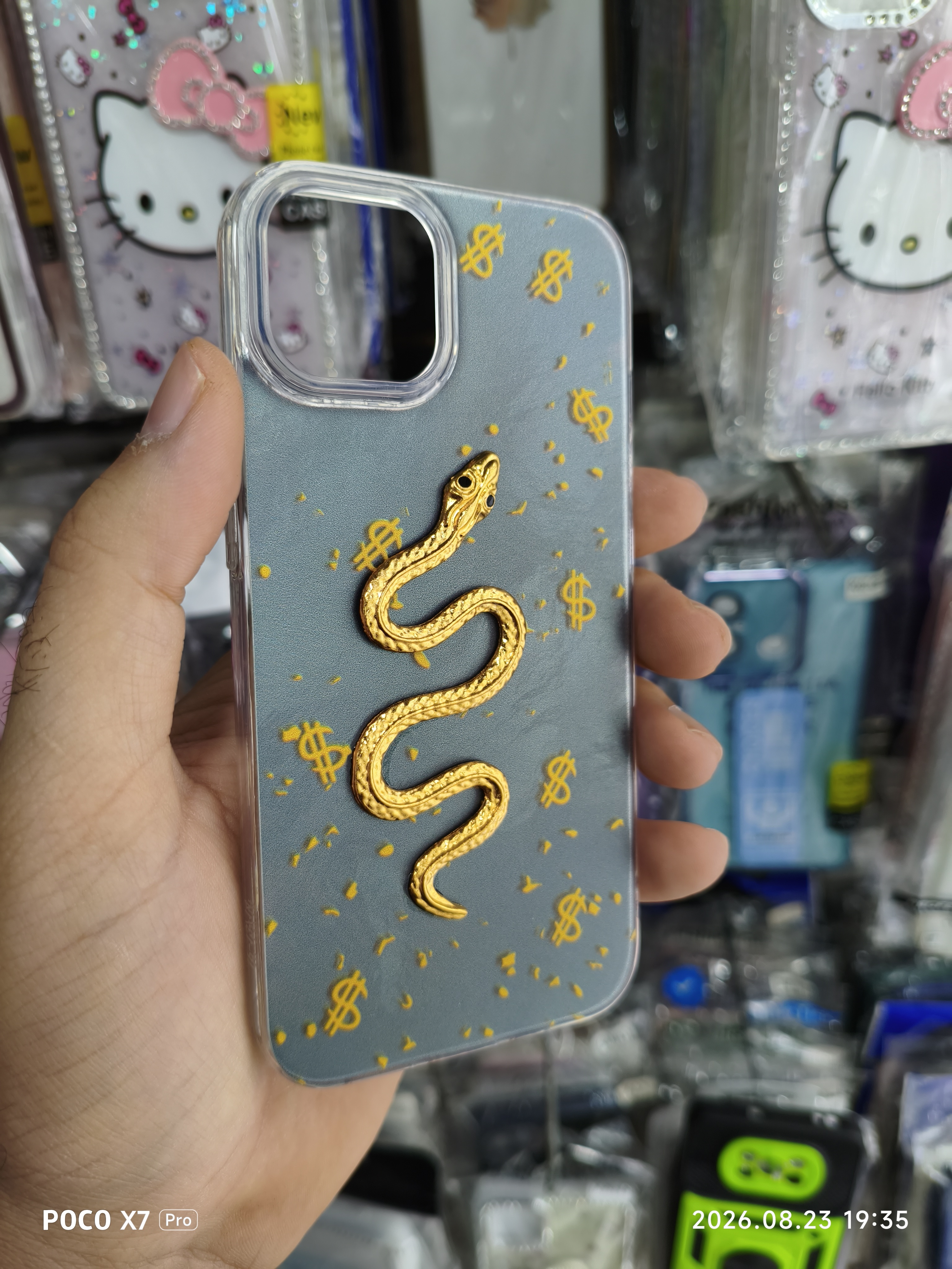 قاب گوشی iphone 13 / 14 طرح مار برجسته و دلار رنگ سبز تیره
