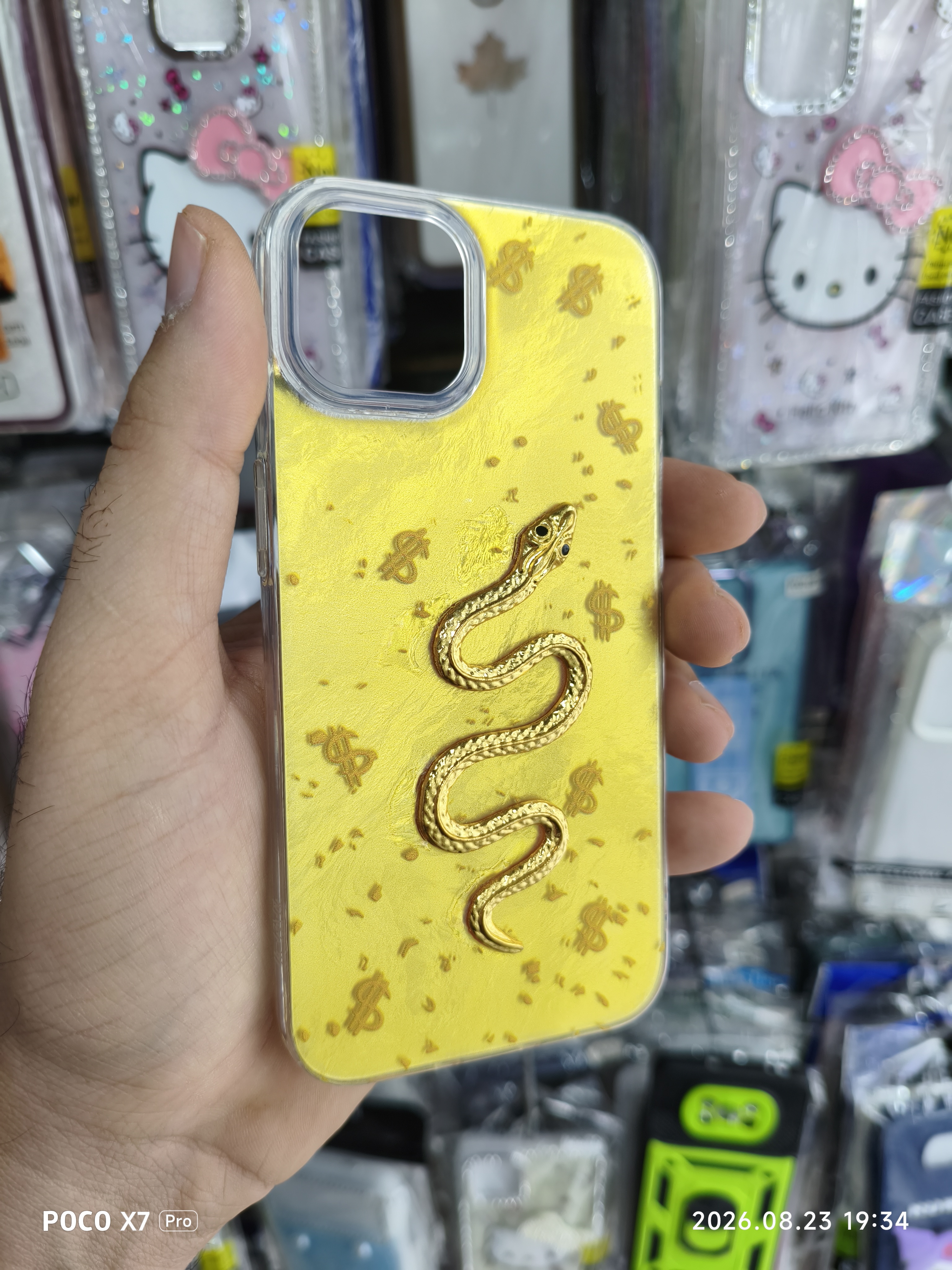 قاب گوشی iphone 13 / 14 طرح مار برجسته و دلار رنگ طلایی