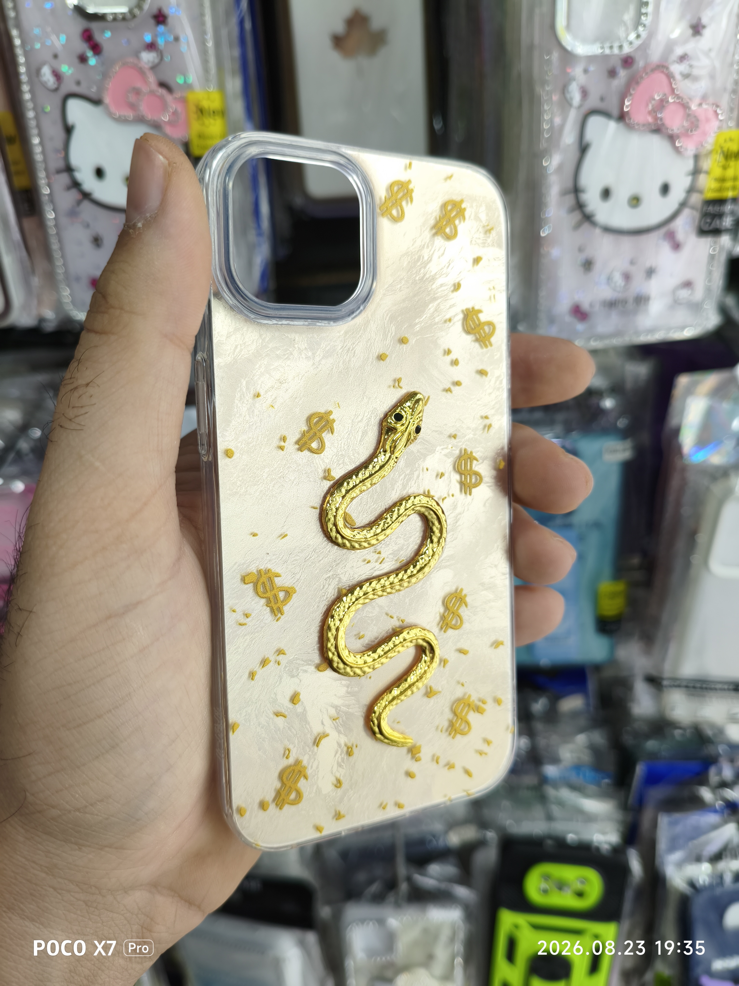 قاب گوشی iphone 13 / 14 طرح مار برجسته و دلار رنگ زرد کمرنگ