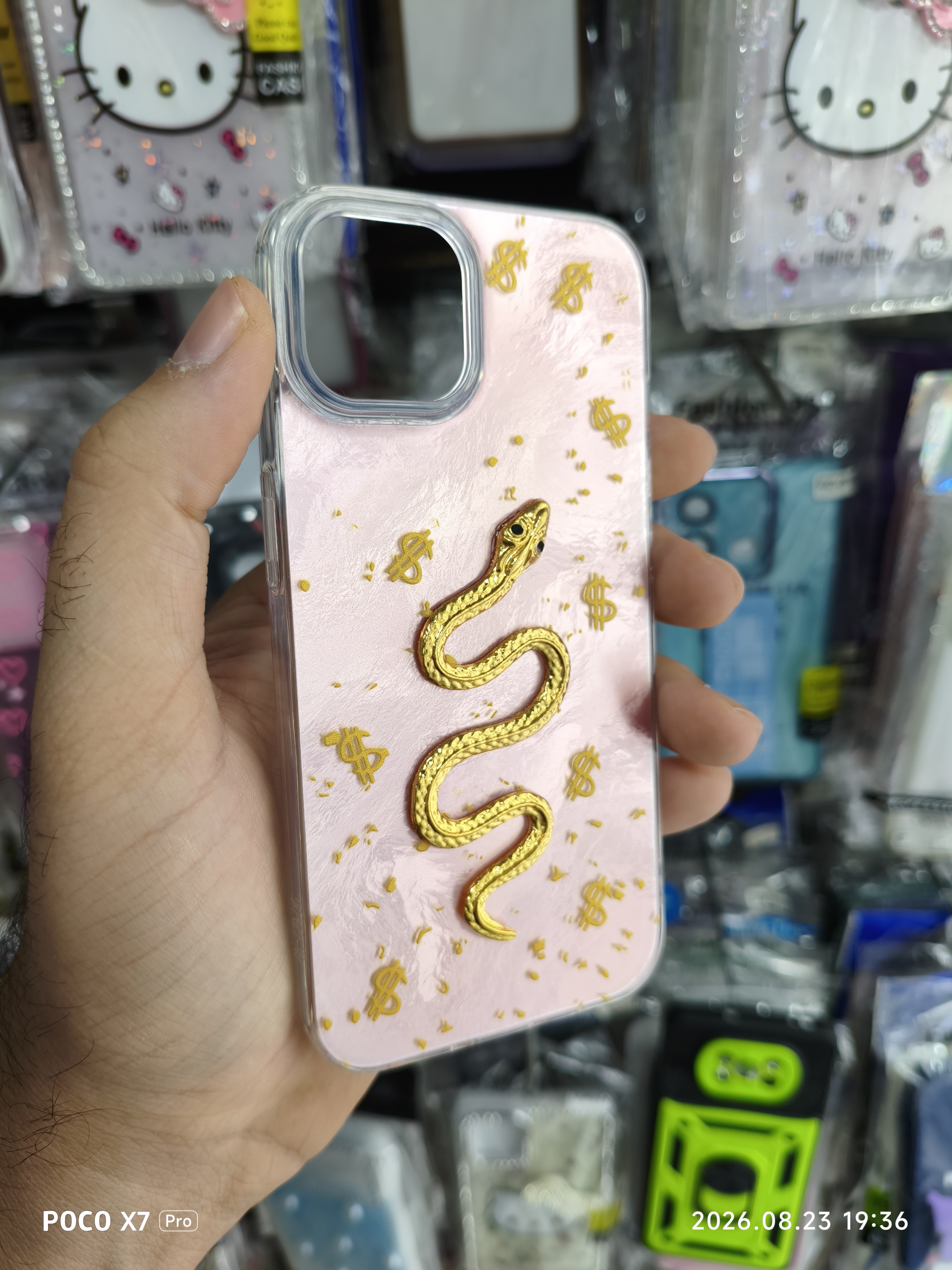 قاب گوشی iphone 13 / 14 طرح مار برجسته و دلار رنگ صورتی
