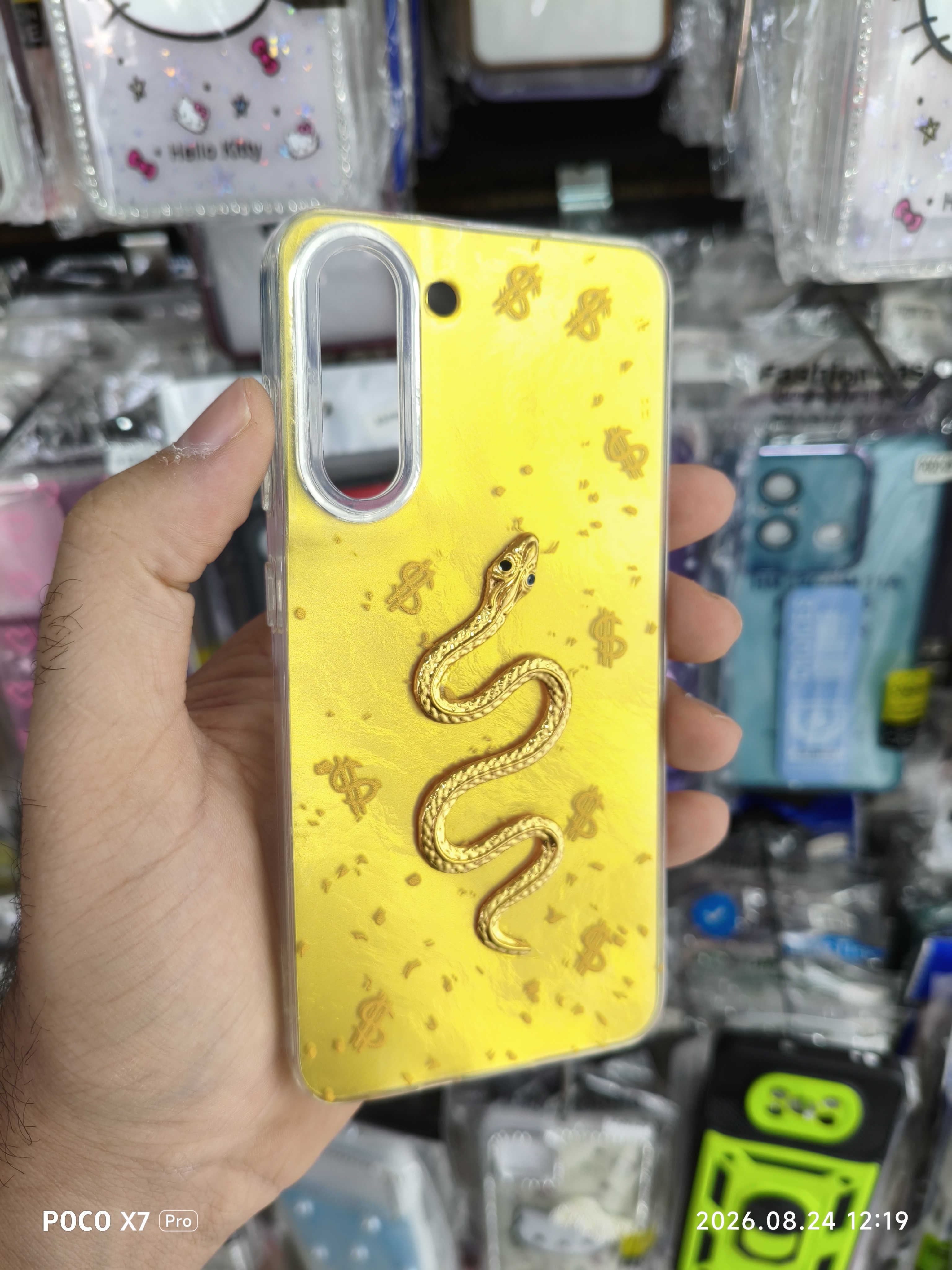 قاب گوشی S21FE سامسونگ طرح مار برجسته و دلار رنگ طلایی