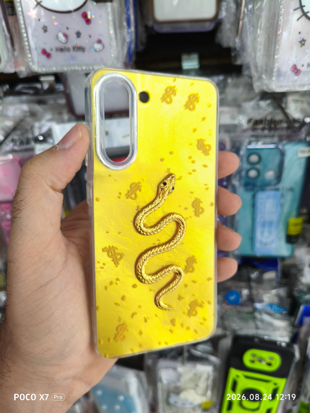 قاب گوشی S21FE سامسونگ طرح مار برجسته و دلار رنگ طلایی