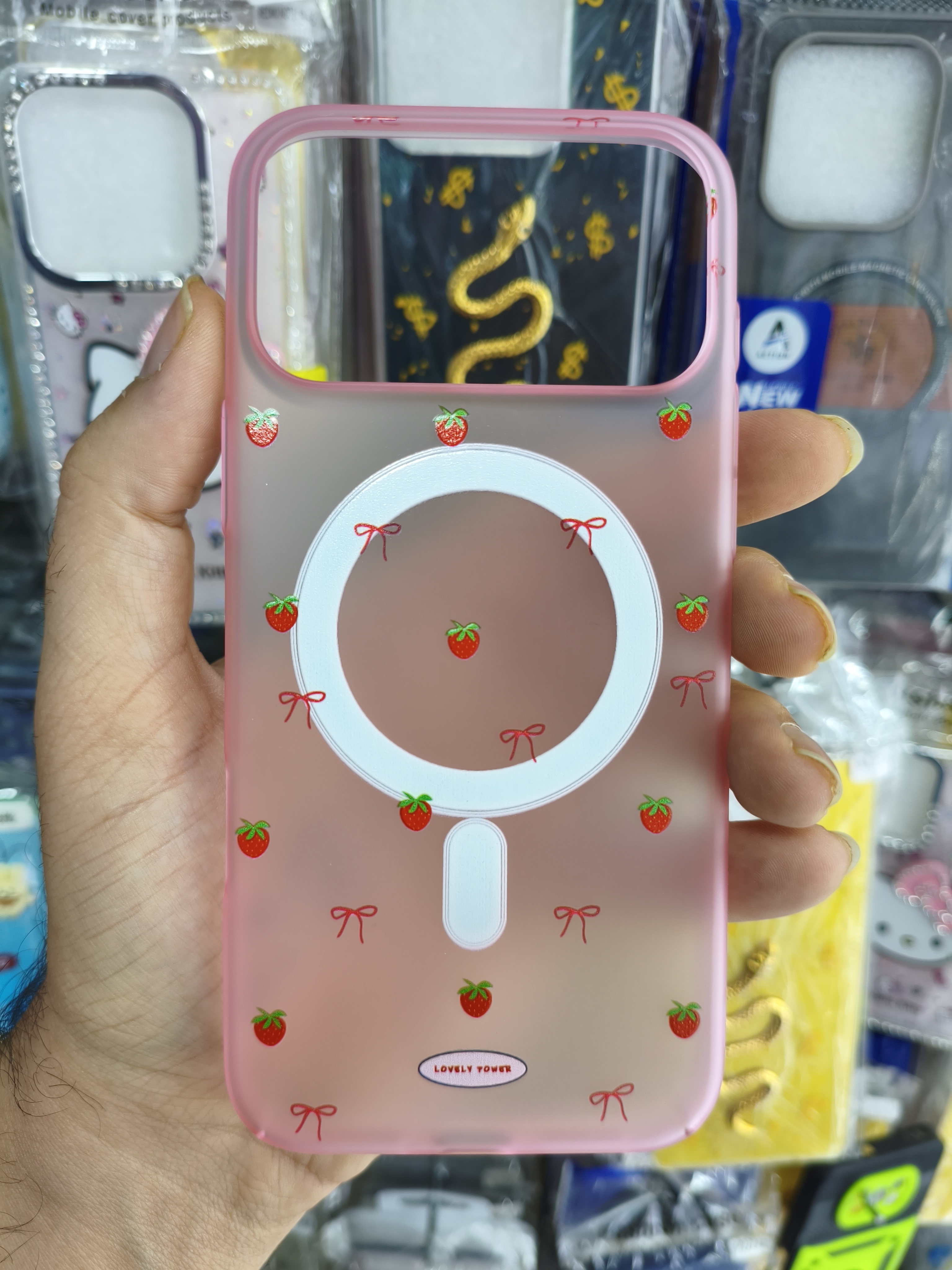 قاب گوشی iphone 17 pro max طرح فانتزی صورتی توت فرنگی پاپیون- مگسیف فعال